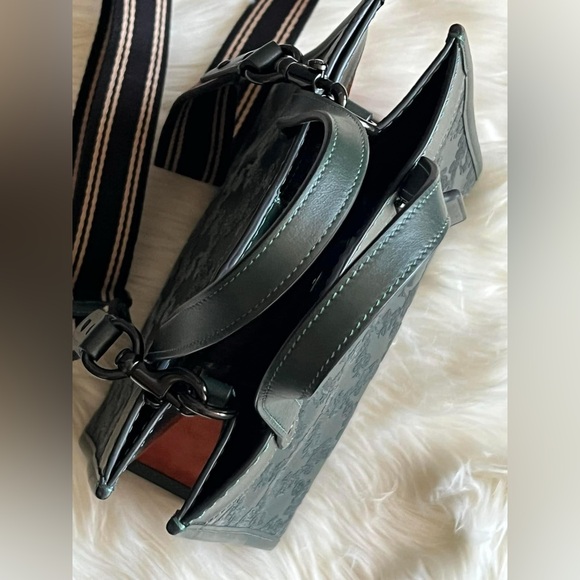 CD750 - Coach Field Tote 22 with Horse and Carriage - Picture 7 of 12